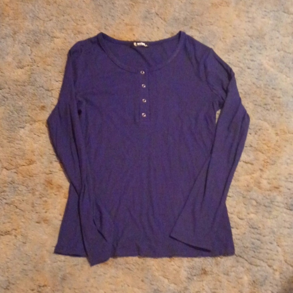 Long sleeved blue ribbed blouse never worn size medium. No stains or tears.